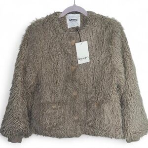 💛GORGEOUS BOUTIQUE NWT & MERCI size LARGE faux fur jacket with gold 💛 buttons!